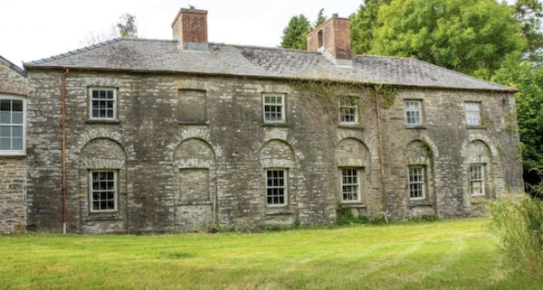Farmhouse and courtyard for sale