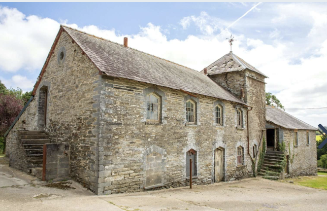 Farmhouse and courtyard for sale