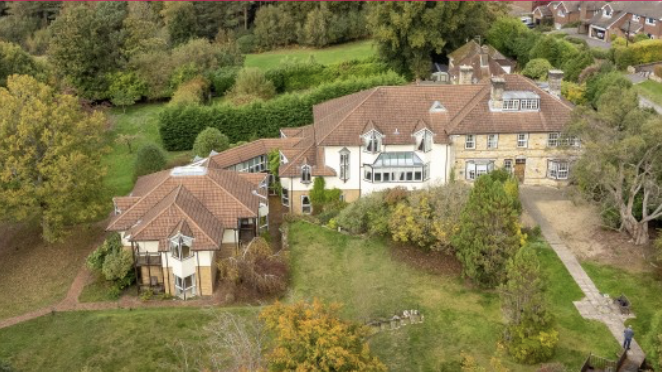 House and 26 en-suite bedrooms for sale